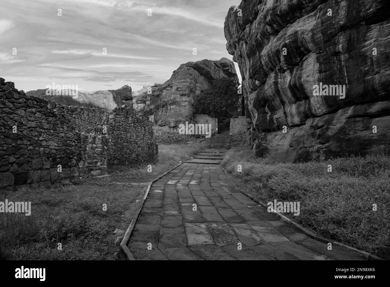 Sentiero lastricato sull'antico forte Badami costruito dal re Chalukyan Pulakeshi a Karnataka, India Foto Stock