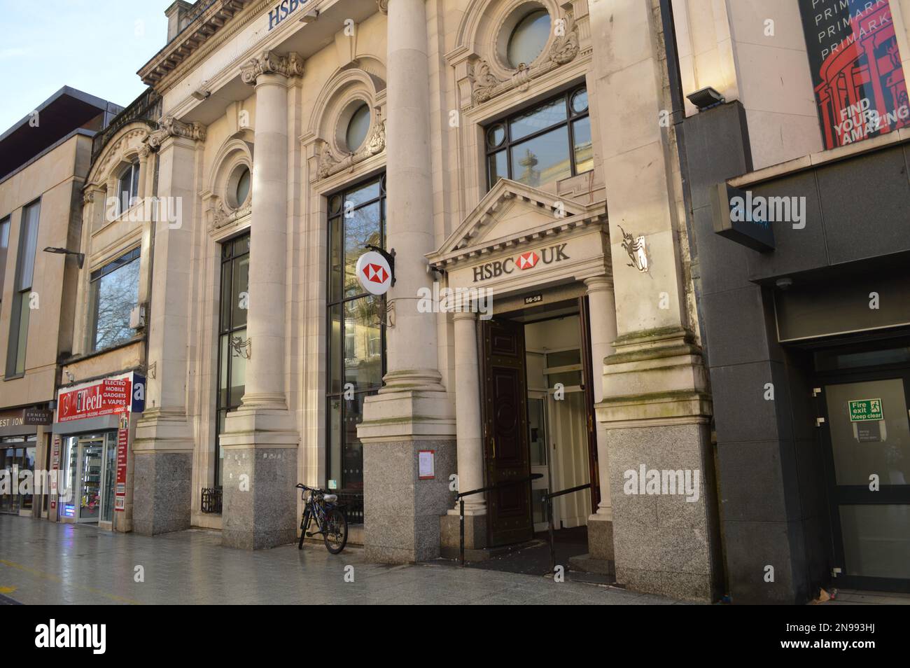 31st gennaio 2023, Cardiff, Galles, Regno Unito. HSBC Bank su Queen Street. Foto Stock