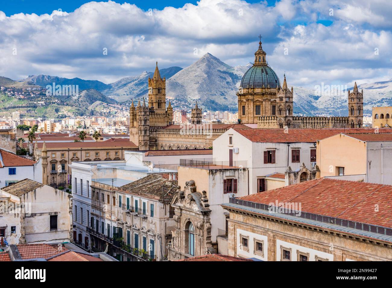 Skyline della città di Palermo visto dai tetti, la Sicilia Foto Stock