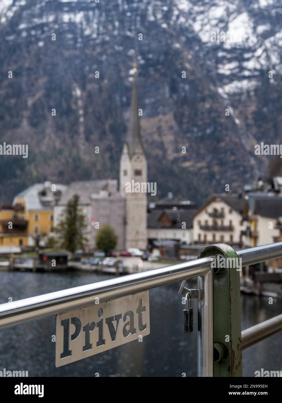 La località turistica di Hallstatt nel Salzkammergut superiore austriaco in ibernazione a causa dei blocchi corona (aprile 2021) Foto Stock