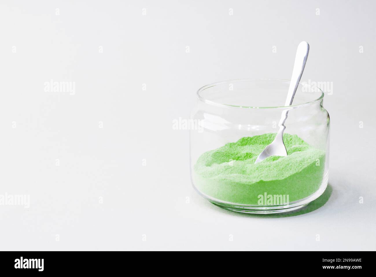 Tè verde matcha in un vaso di vetro. Latte di zenzero Matcha. Ricca fonte di antiossidanti e polifenoli. Copia spazio per il testo Foto Stock