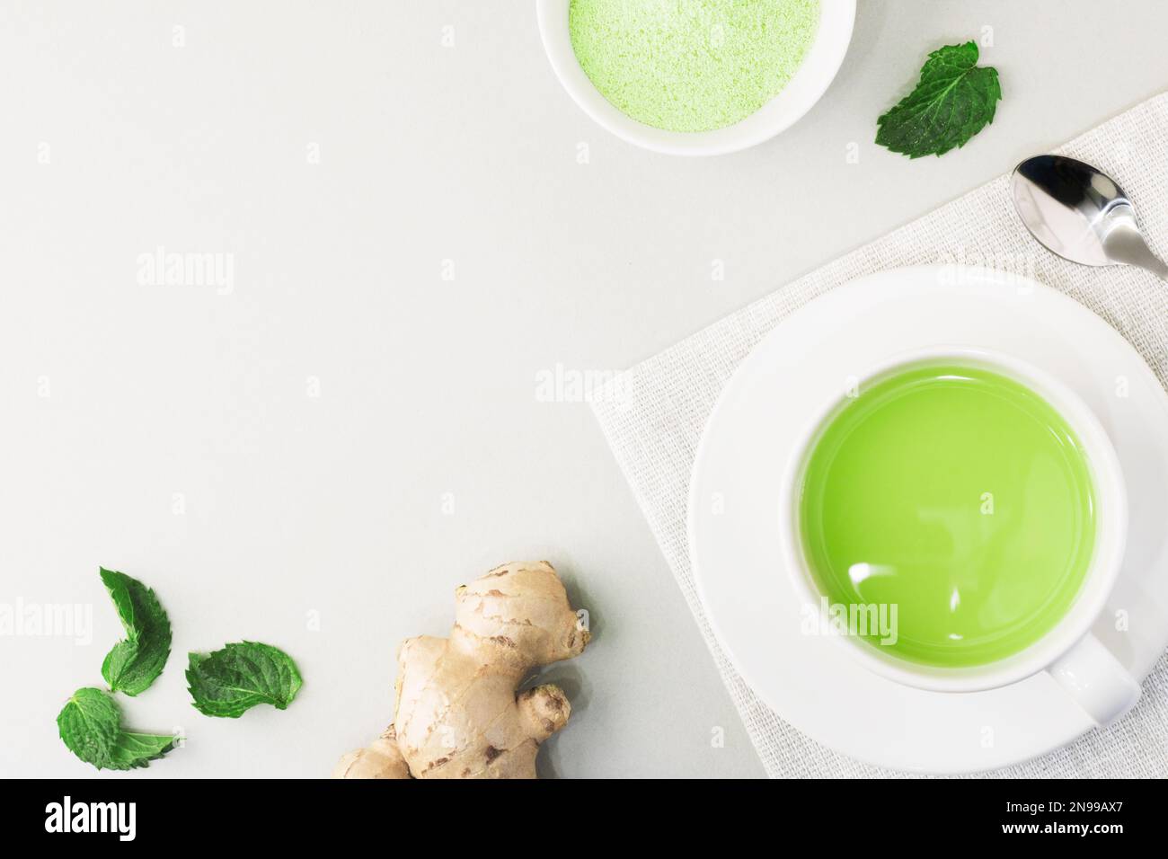 Vista dall'alto del tè verde in una tazza bianca. Latte di zenzero Matcha. Ricca fonte di antiossidanti e polifenoli. Copia spazio per il testo Foto Stock