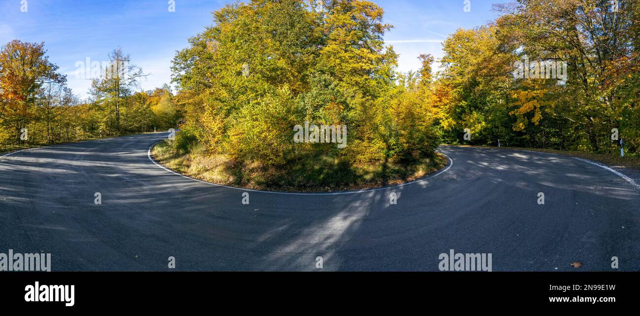Curva a 90 gradi Harz a serpentina in autunno Foto Stock