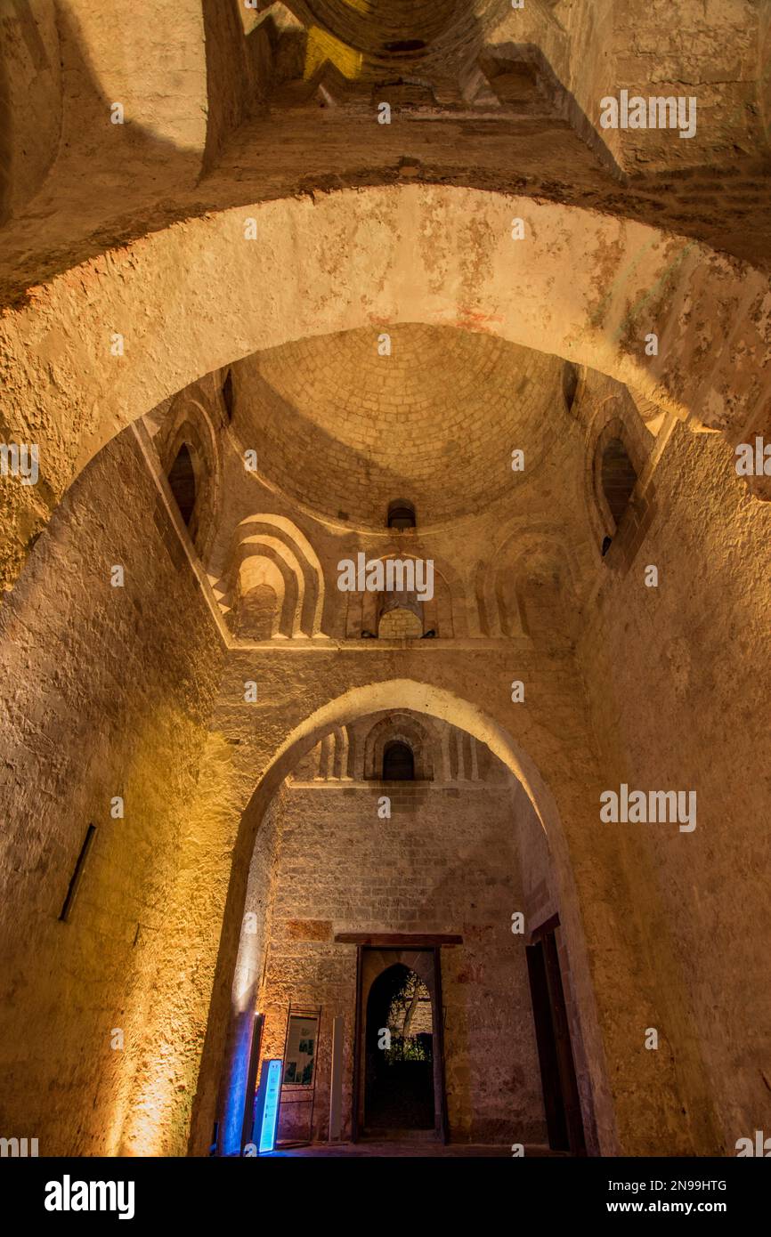 L'interno della chiesa arabo-normanna di San Giovanni degli Eremiti Foto Stock