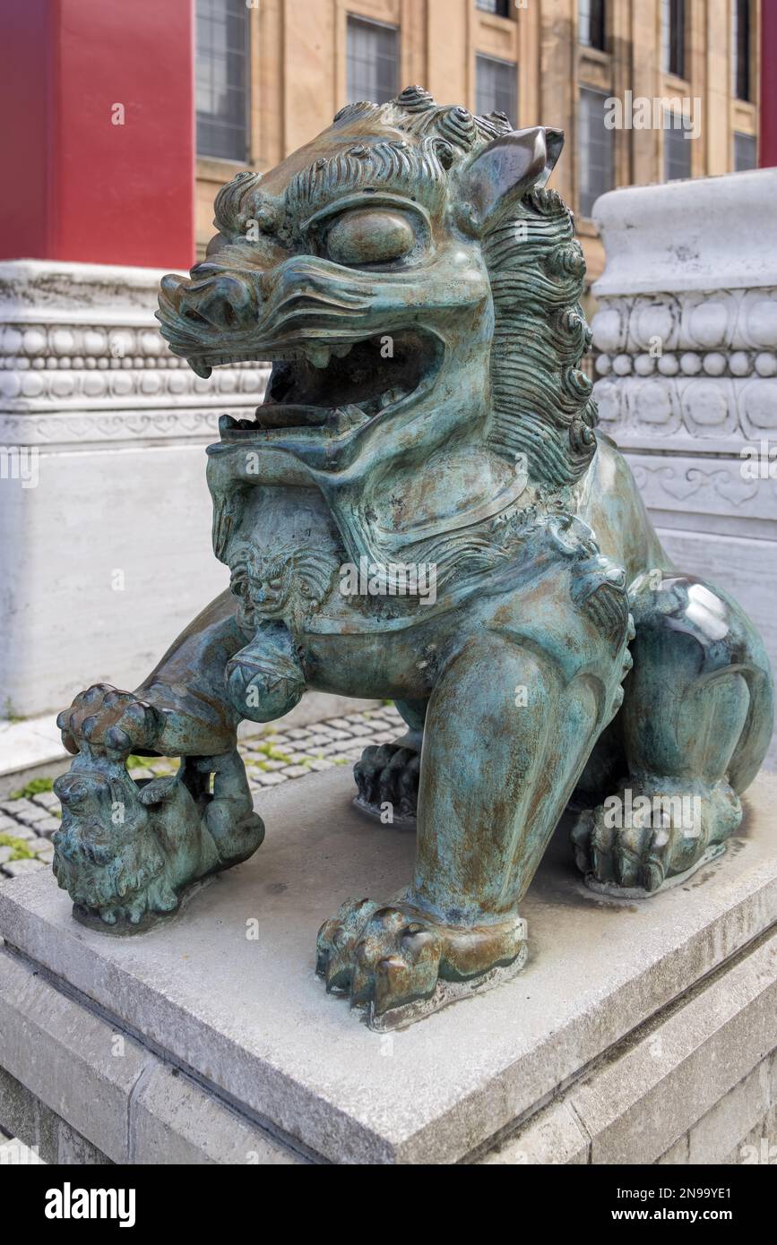 LIVERPOOL, UK - LUGLIO 14 : statue di leoni cinesi che sorvegliano l'ingresso a Chinatown, Liverpool, Inghilterra, UK il 14 Luglio 2021 Foto Stock