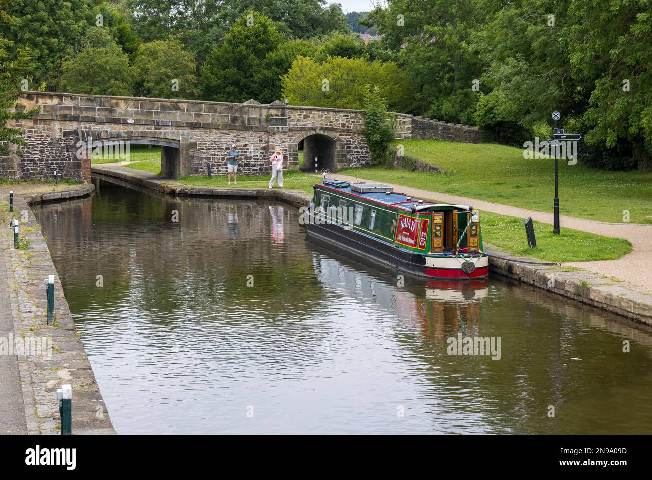 TREVOR, WREXHAM, GALLES - LUGLIO 15 : Vista del bacino di Trevor a Trevor, Wrexham, Galles, Regno Unito il 15 Luglio 2021. Due persone non identificate Foto Stock