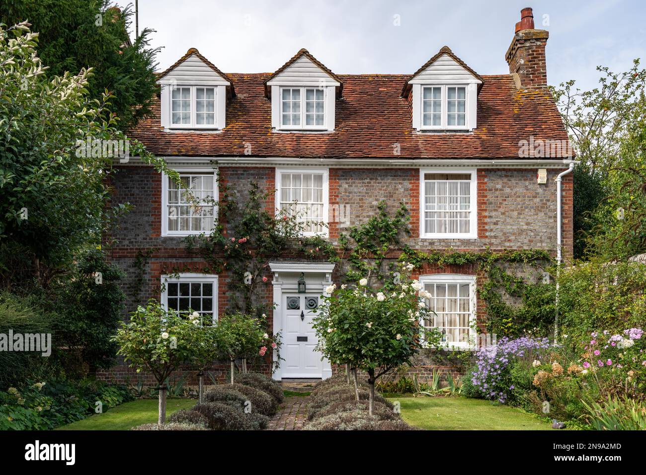 ALFRISTON, SUSSEX, UK - SETTEMBRE 13 : Vista di un cottage tradizionale nella High Street ad Alfriston, East Sussex il 13 Settembre 2021 Foto Stock