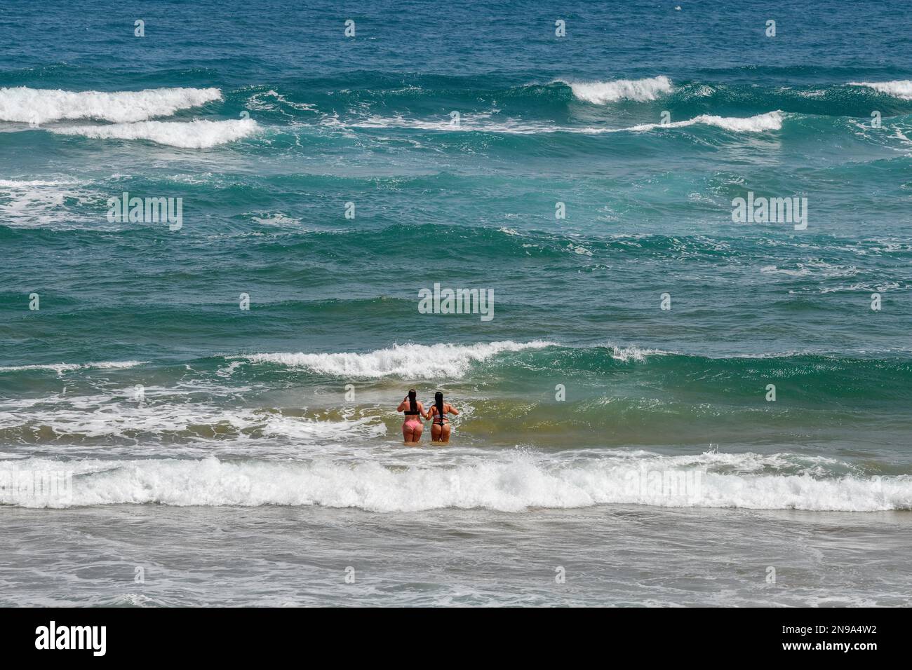 Bagnanti a Playa de Calblanque, Parco Regionale Monte de las Cenizas y (pena) del Aguila, vicino Cartagena, Regione di Murcia, Spagna Foto Stock