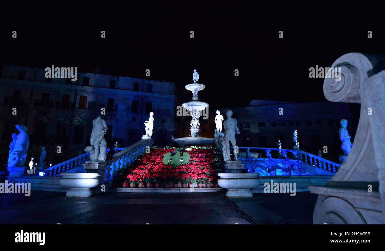 Illuminazione artistica sulla fontana di Pretoria, Palermo Foto Stock