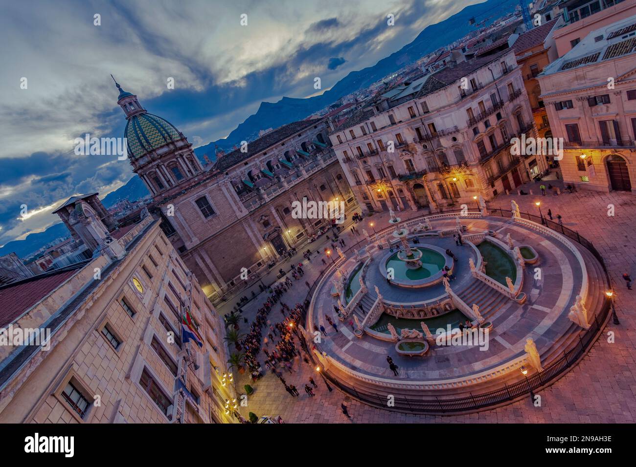 Piazza Pretoria e fontana vista dall'alto al calar della notte, Palermo Foto Stock