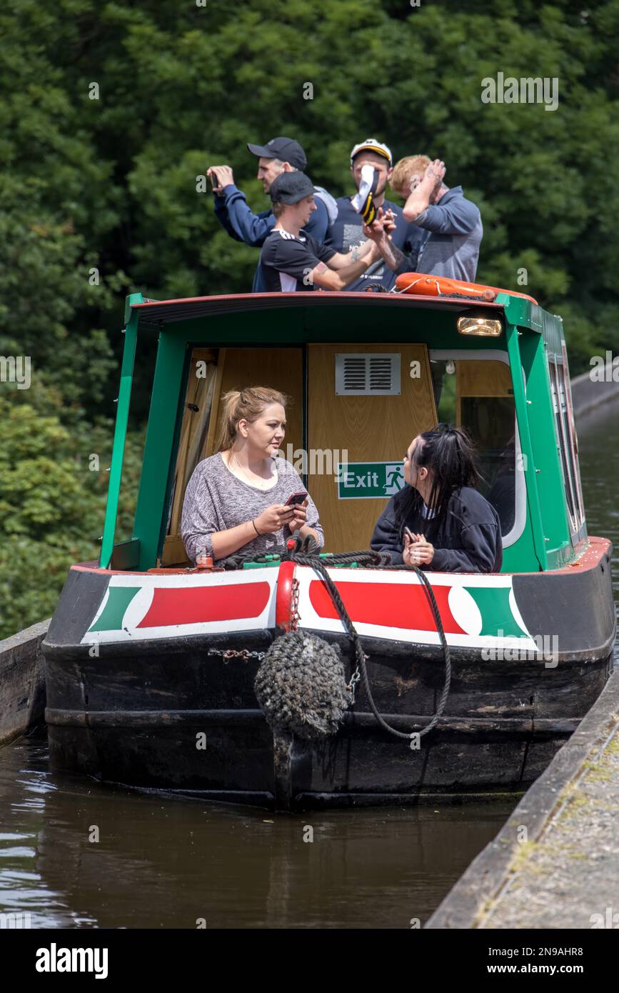 FRONCYSYLLTE, WREXHAM, GALLES - 15 LUGLIO : persone che attraversano l'Acquedotto di Pontcysyllte vicino a Froncysyllte, Wrexham, Galles, Regno Unito il 15 luglio 2021. Foto Stock