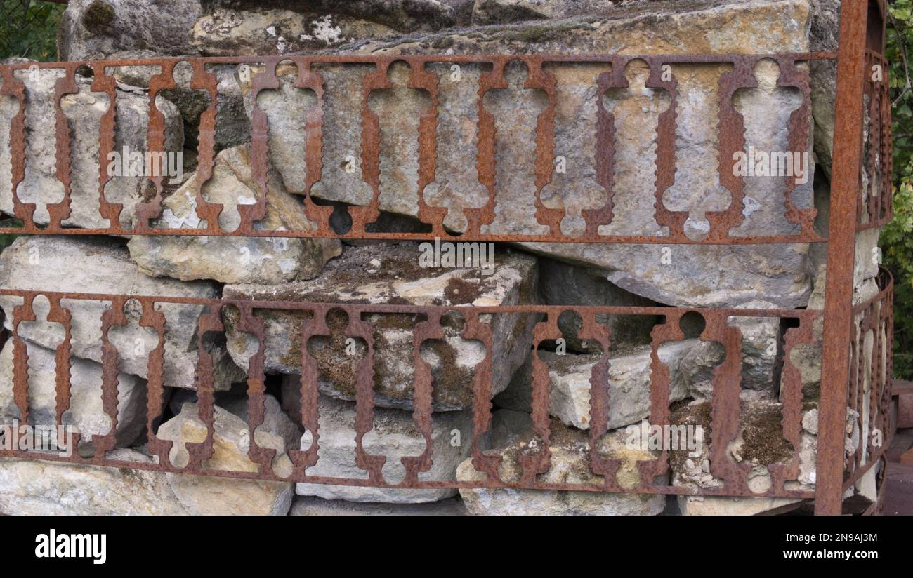 Rocce in un grande, vecchio, contenitore decorativo in acciaio al Black Country Living Museum, Dudley, West Midlands, Inghilterra, Regno Unito Foto Stock