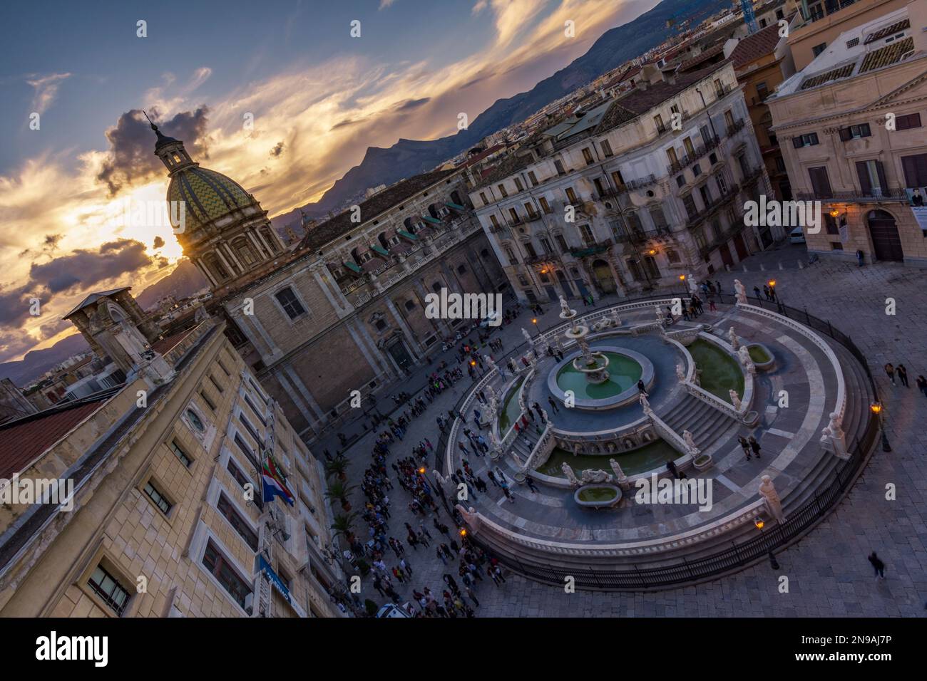 Piazza Pretoria e fontana vista dall'alto al crepuscolo, Palermo Foto Stock