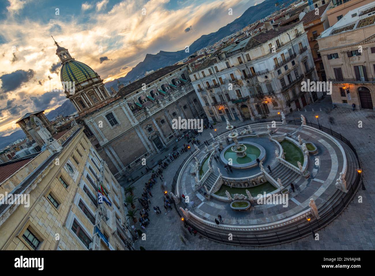 Piazza Pretoria e fontana vista dall'alto al crepuscolo, Palermo Foto Stock