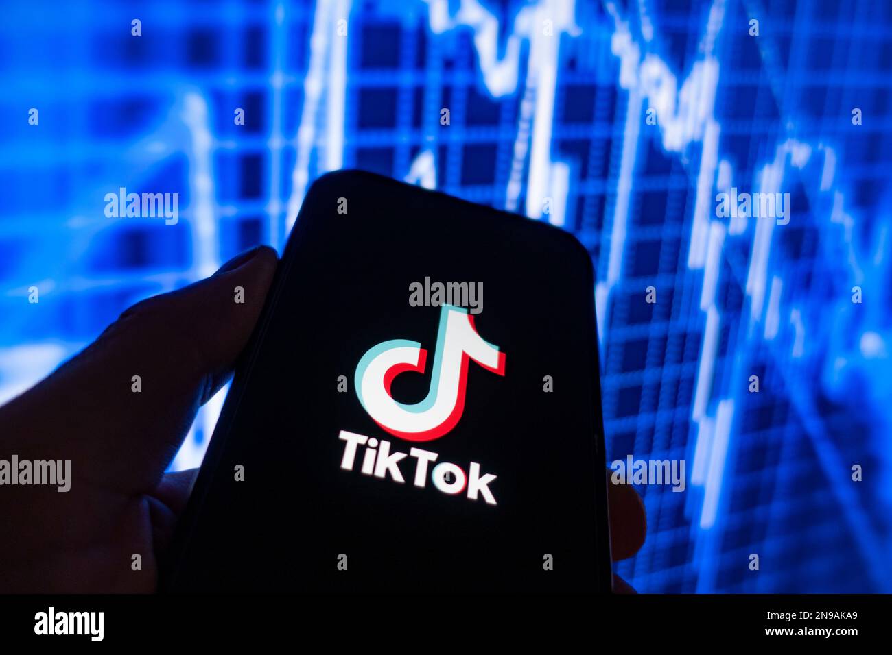 Immagine composita digitale del logo dell'app TikTok per i social media sullo schermo del telefono. Foto Stock