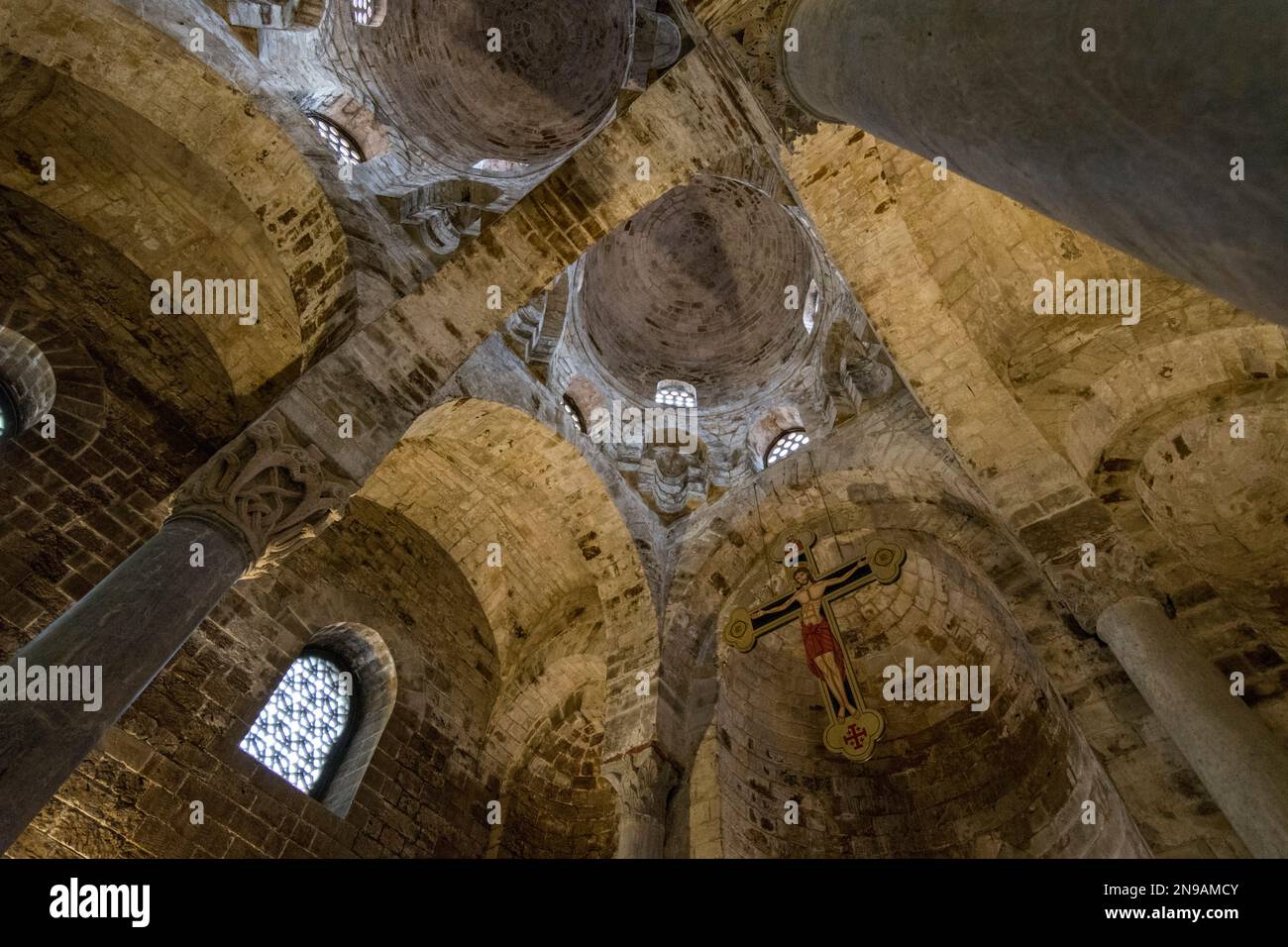 L'interno della chiesa arabo-normanna di San Cataldo Foto Stock