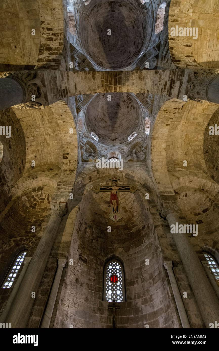 L'interno della chiesa arabo-normanna di San Cataldo Foto Stock