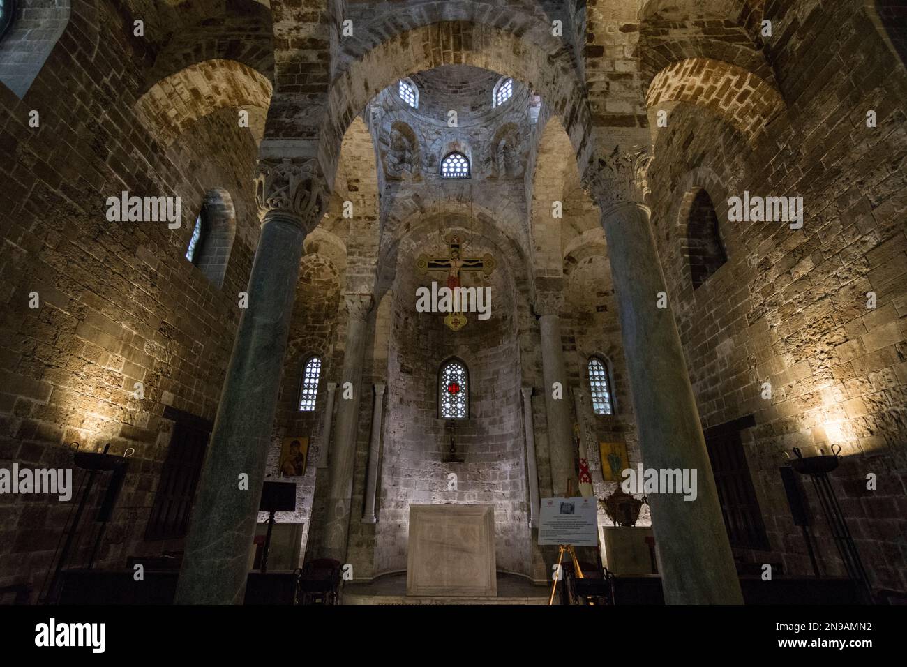 L'interno della chiesa arabo-normanna di San Cataldo Foto Stock