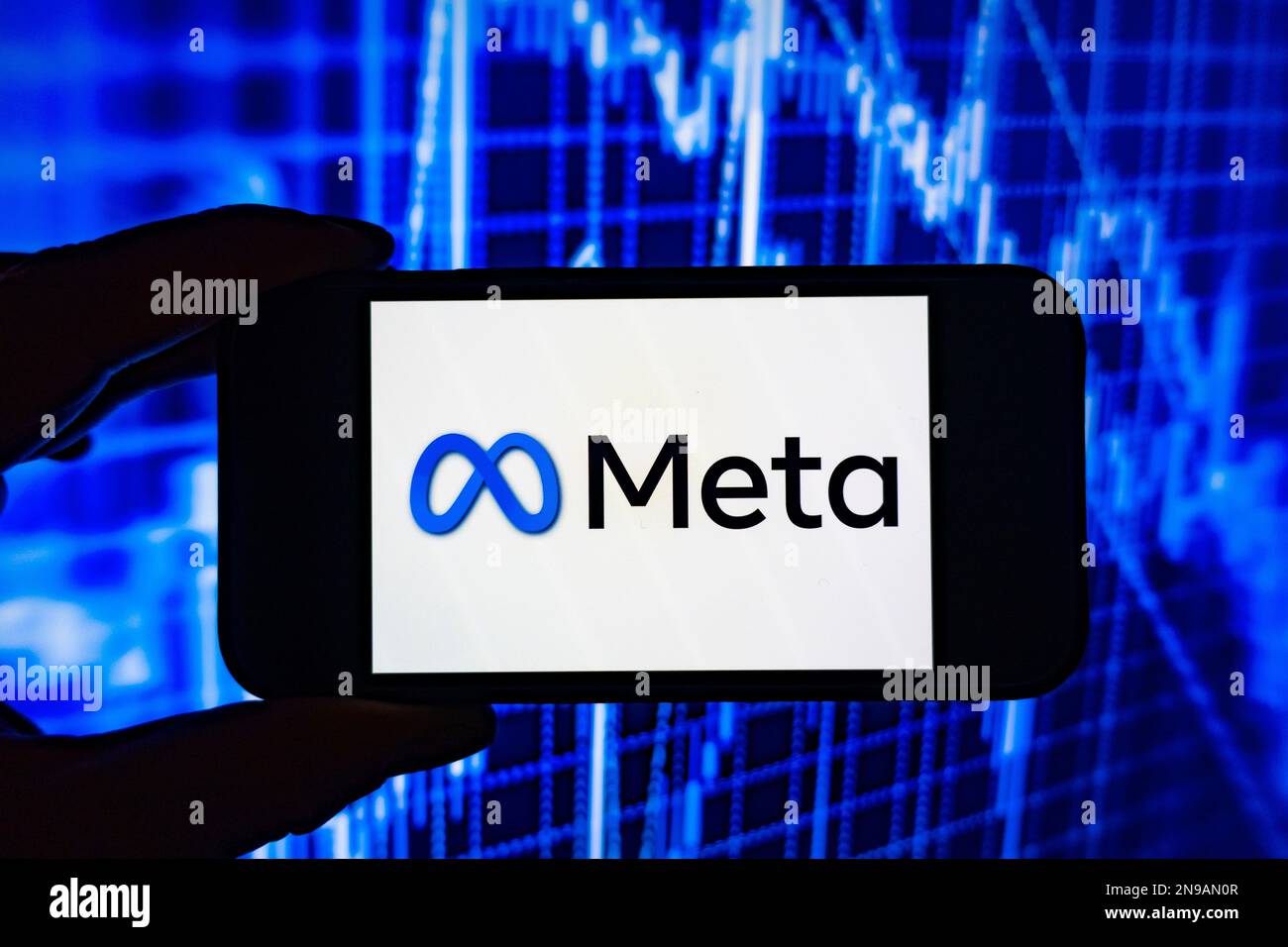 Immagine composita digitale del logo Facebook Meta su carta elettronica. Foto Stock