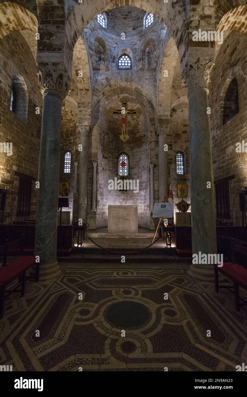 L'interno della chiesa arabo-normanna di San Cataldo Foto Stock