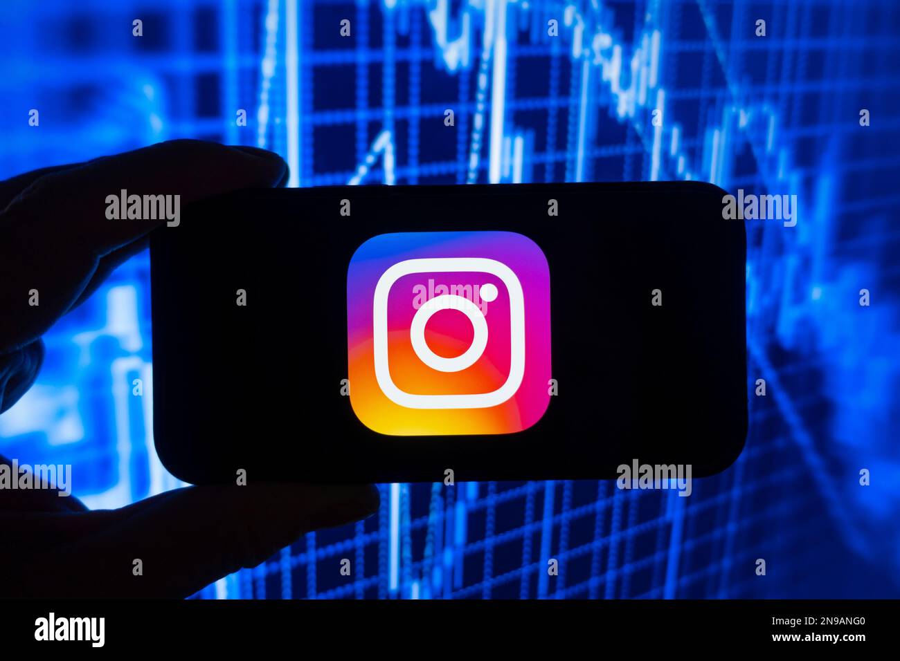 Immagine composita digitale del logo Instagram sullo schermo del telefono. Foto Stock