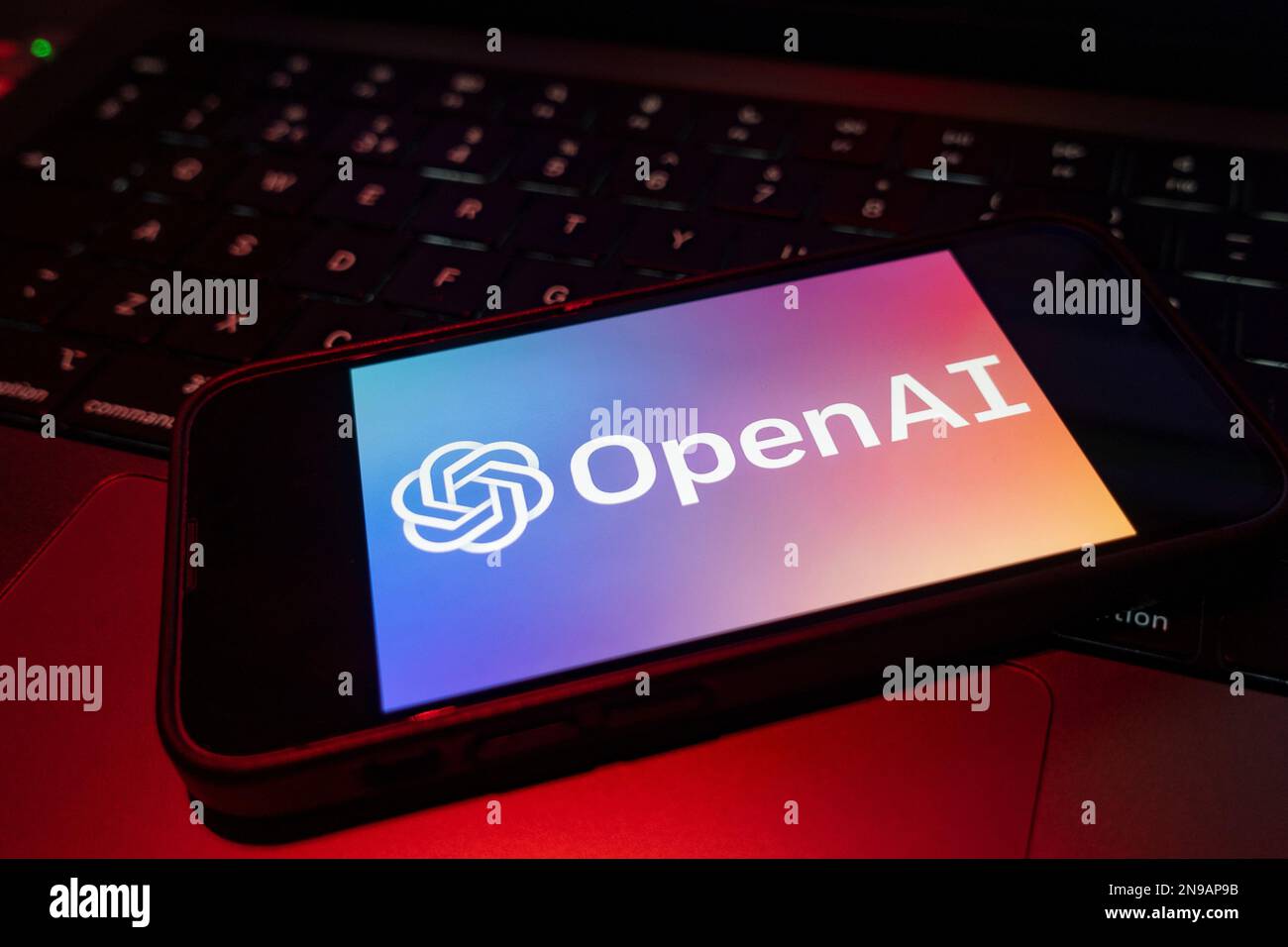 Composito digitale del logo Microsoft ChatGPT OpenAI chatbot sullo schermo del telefono Foto Stock