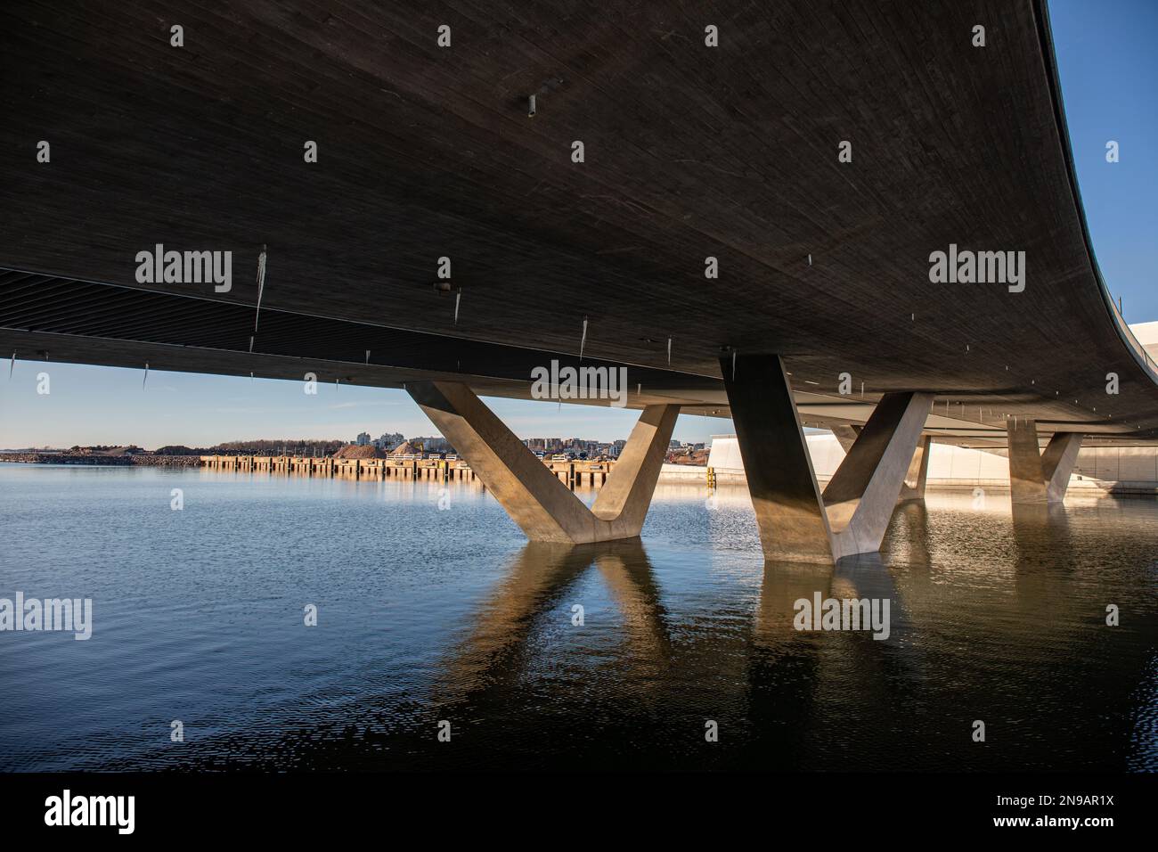 Ponte Atlantinsilta dal basso nel distretto di Jätkäsaari o Länsisatama di Helsinki, Finlandia Foto Stock
