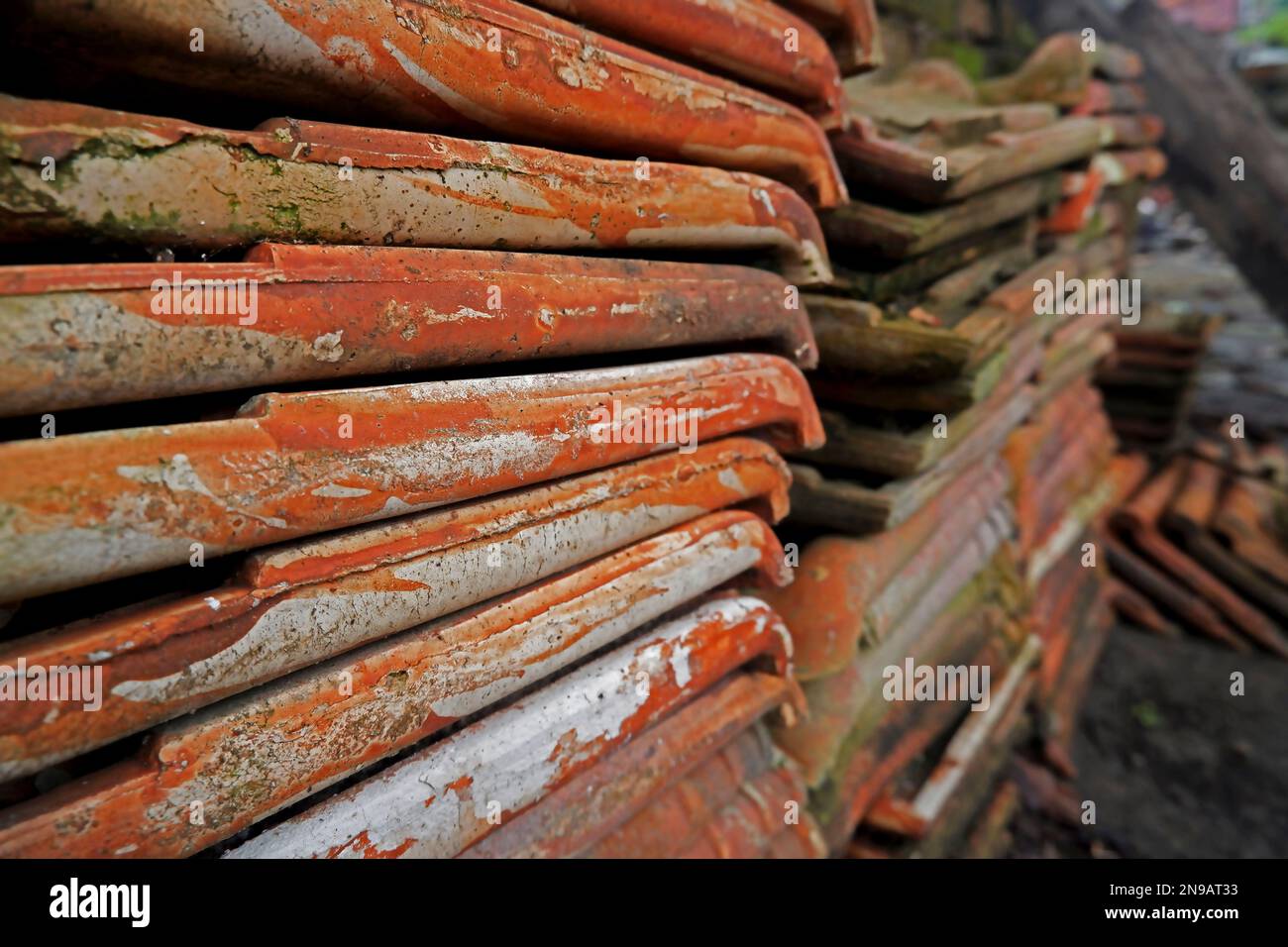 La disposizione delle piastrelle usate utilizzate come tetti per le case Foto Stock