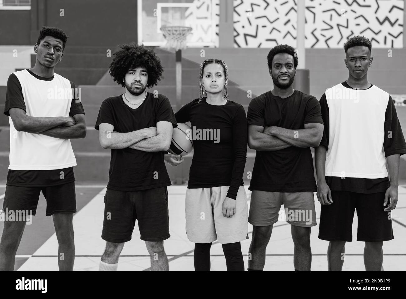 Gruppo di persone multirazziali divertirsi giocando a basket all'aperto - Urban sport lifestyle concept - montaggio in bianco e nero Foto Stock