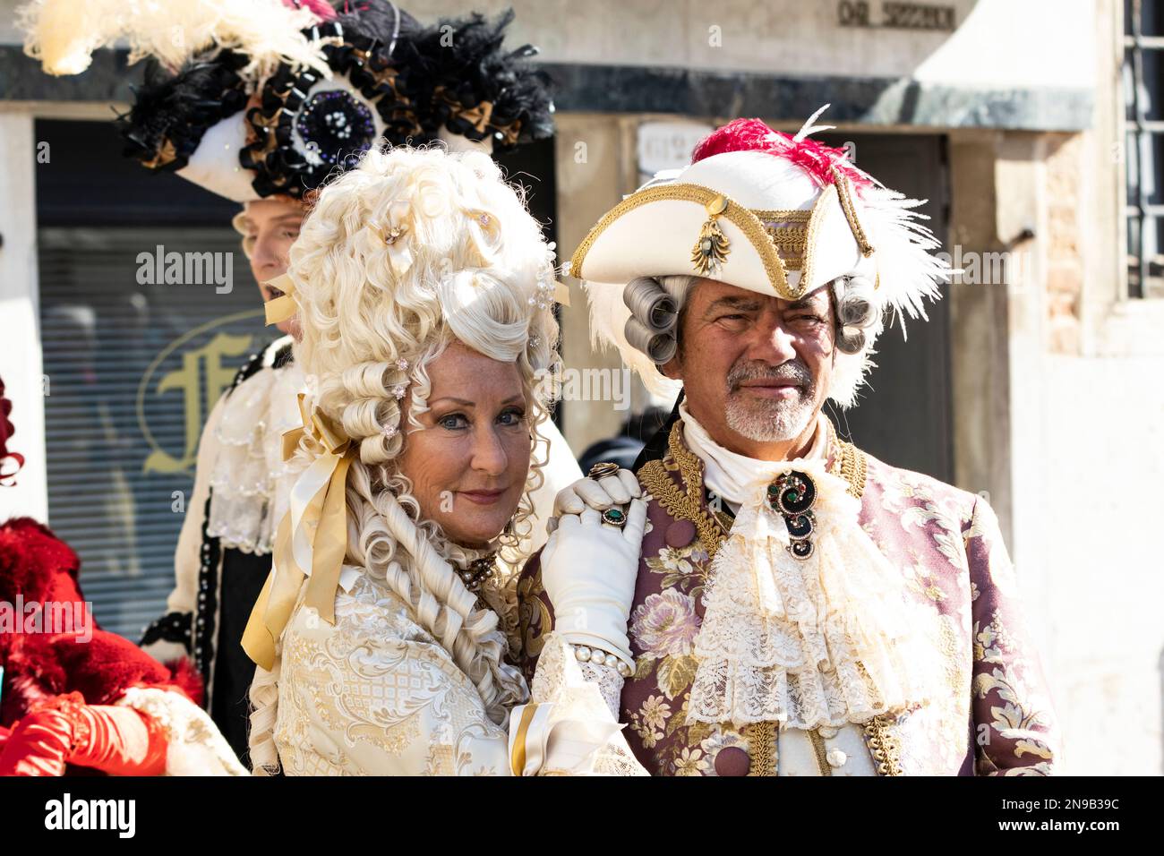 12. Febbraio 2023. Venezia, Italia. I festaioli veneziani indossano colorati costumi storici per l'annuale Carnevale di Venezia in campo Santa Maria Formosa. Credit: VIBRANT Pictures/Alamy Live News Foto Stock