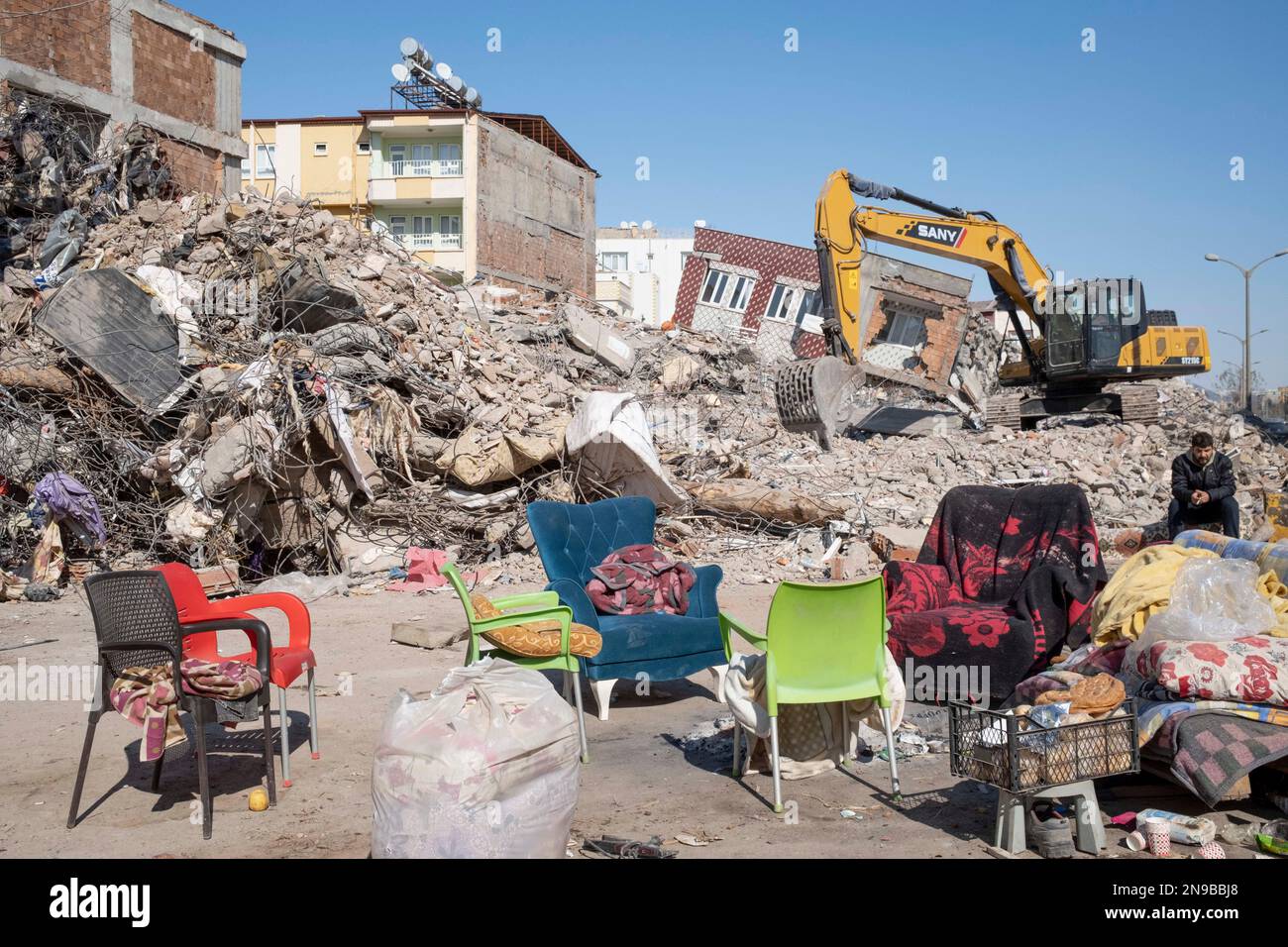 Il luogo dove le famiglie i cui parenti erano sotto le macerie continuano ad aspettare. Sono passati 6 giorni dal terremoto che ha colpito la Turchia e la Siria. Nel terremoto, in cui sono morte più di 20 mila persone, si sono verificate grandi distruzioni in Turchia e Siria. Il terremoto, che viene descritto come un disastro, ha causato oltre 20 mila persone a morire e oltre 200 mila a essere feriti finora. In Adiyaman, una delle città più colpite dal terremoto in Turchia, il lavoro continua ininterrottamente per le persone e gli animali sotto le macerie. (Foto di Bilal Seckin/SOPA IMA Foto Stock