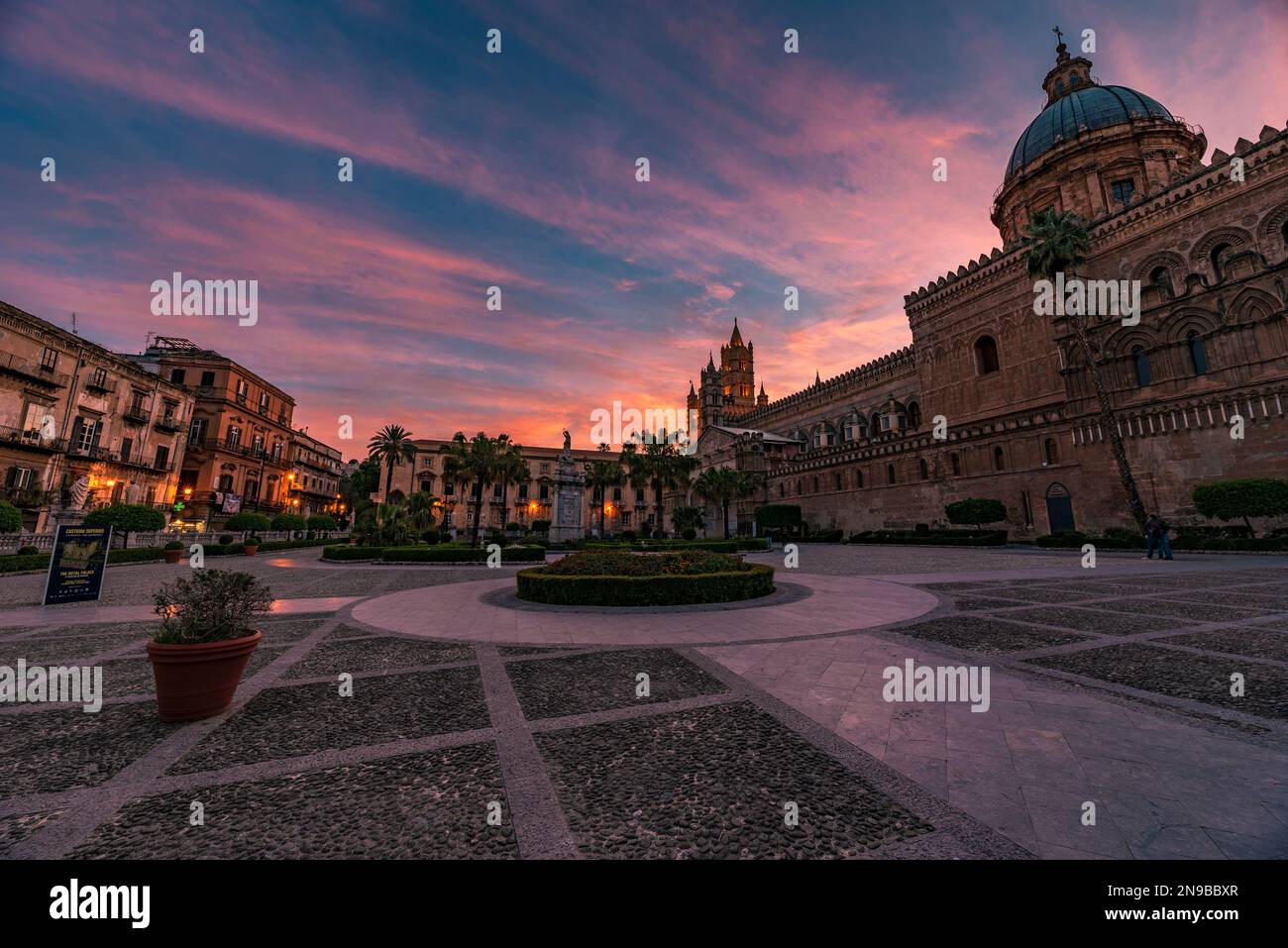 Cielo striato al crepuscolo sopra la Cattedrale di Palermo, in Sicilia Foto Stock