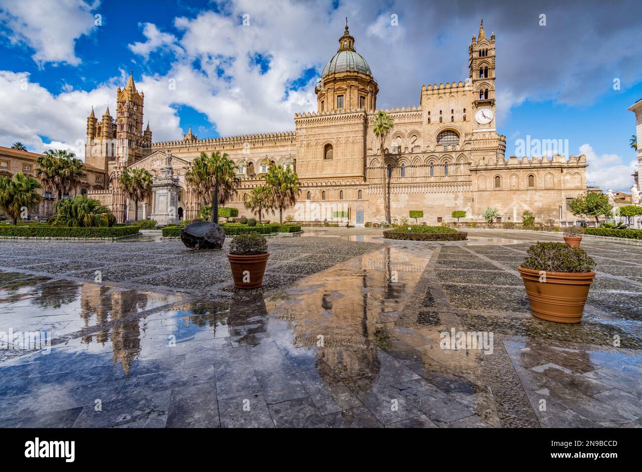 La Cattedrale di Palermo si riflette sul pavimento bagnato, in Sicilia Foto Stock