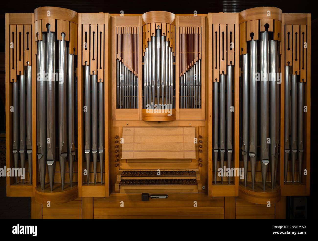 Piccola chiesa classica in legno organo tubo isolato Foto Stock