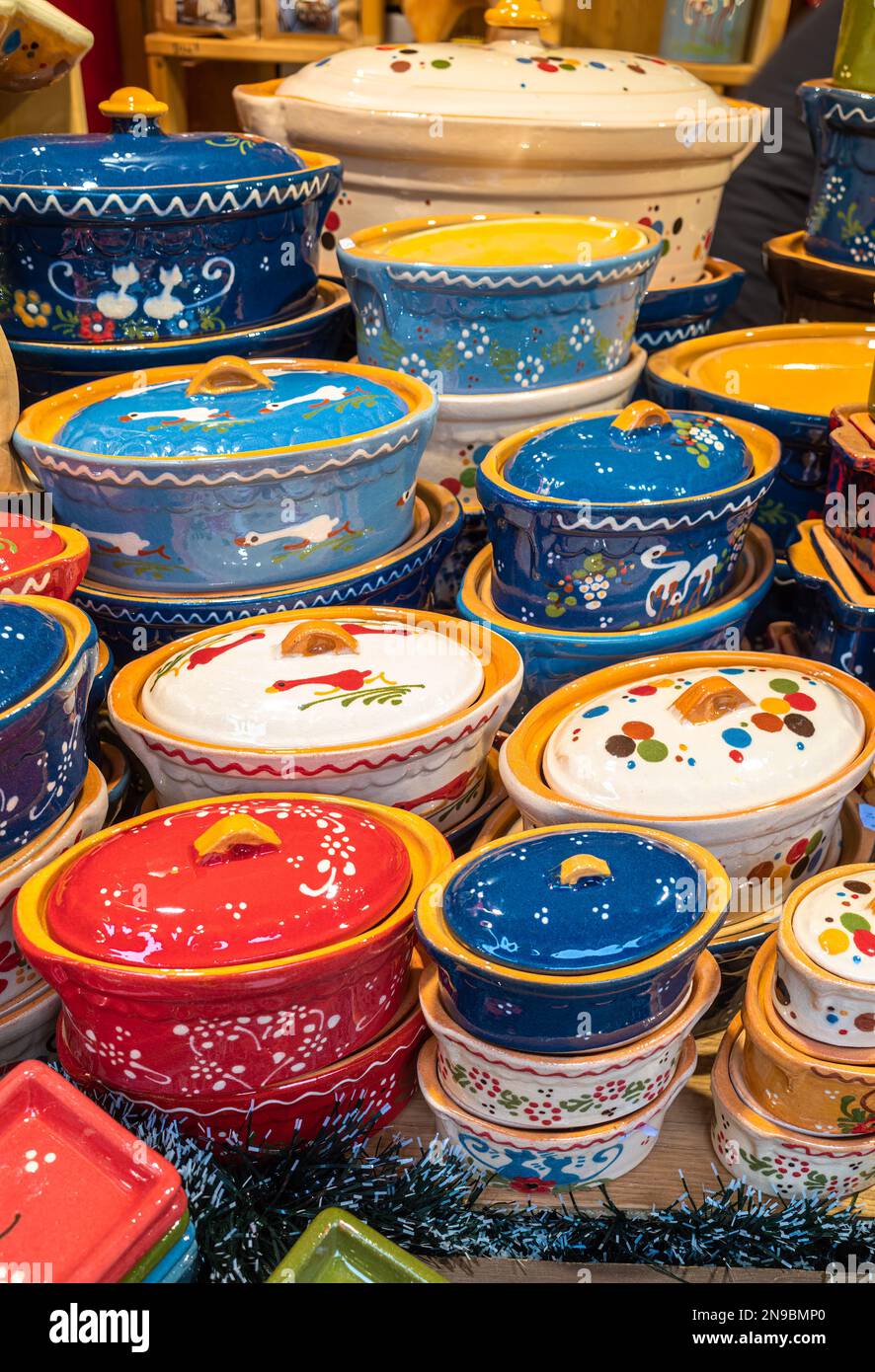 Colmar, Francia - 12 dicembre 2022: Una varietà di piatti in ceramica fatti a mano e colorati dall'Alsazia Foto Stock