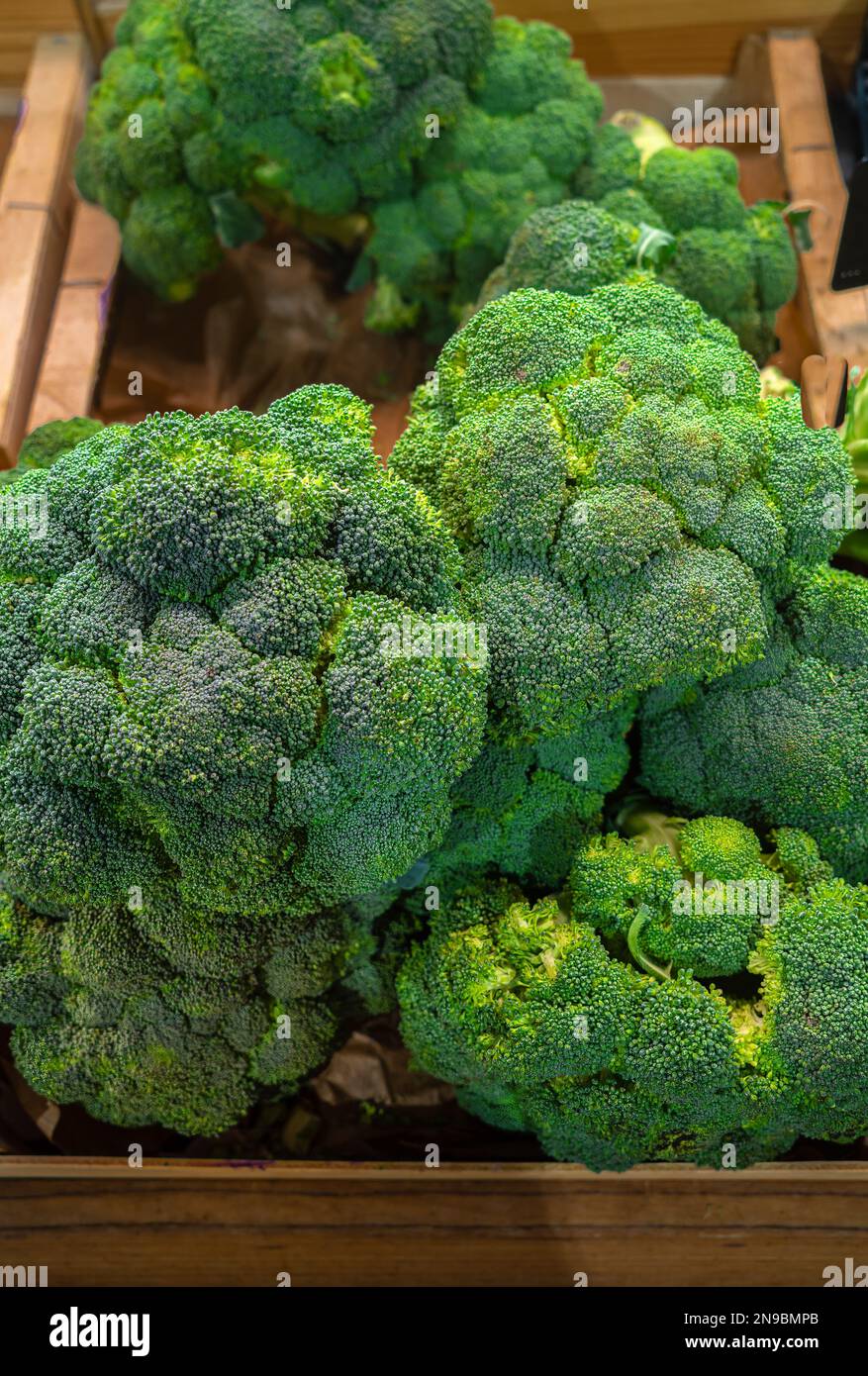 Primo piano di broccoli in un mucchio al mercato vegetale Foto Stock