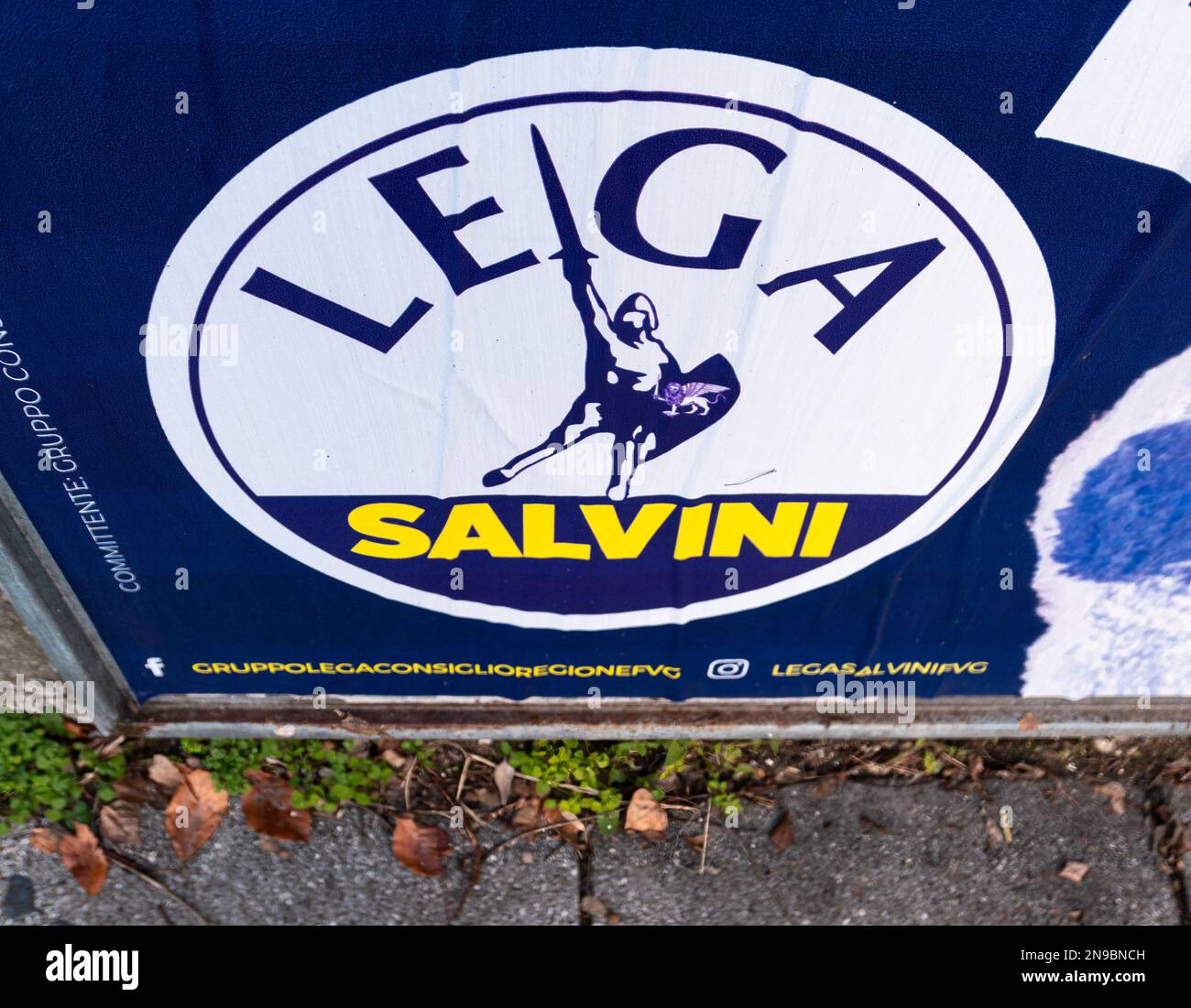 Gemona, Italia - 29 dicembre 2022: Manifesto politico del partito italiano Lega Salvini Foto Stock