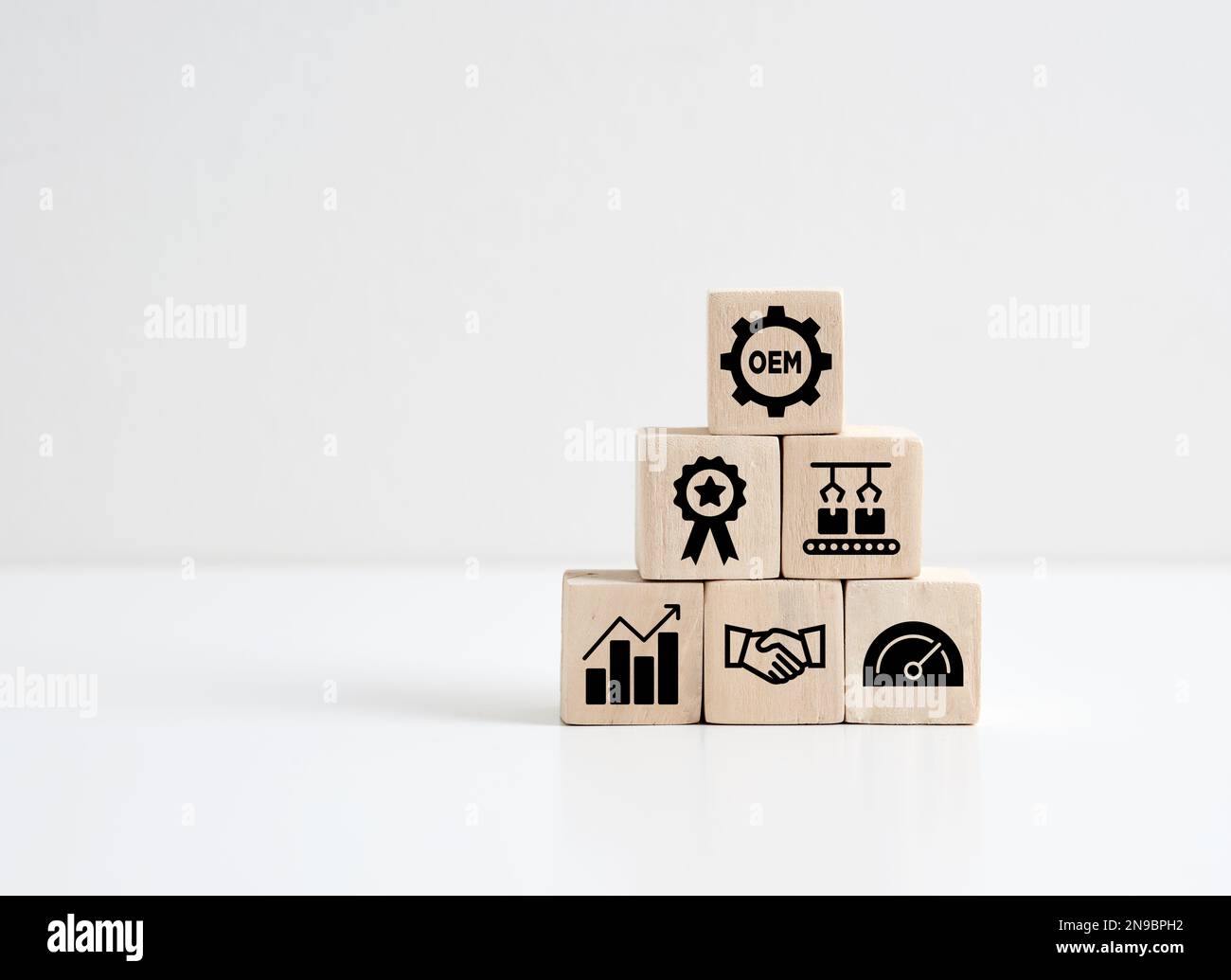 L'acronimo OEM Original Equipment Manufacturer (Produttore di apparecchiature originali OEM) su cubi di legno. Modello aziendale che produce sottosistemi o parti per realizzare il prodotto finale. Foto Stock