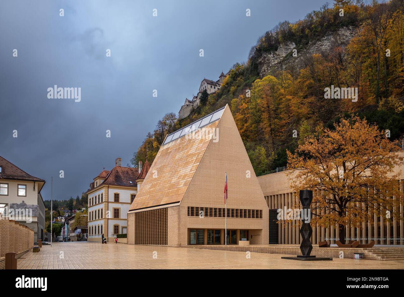 Vaduz, Liechtenstein - 18 novembre 2022: L'edificio del parlamento di Vaduz è stato progettato dall'architetto Hansjorg Goritz. Vista sul castello. Foto Stock