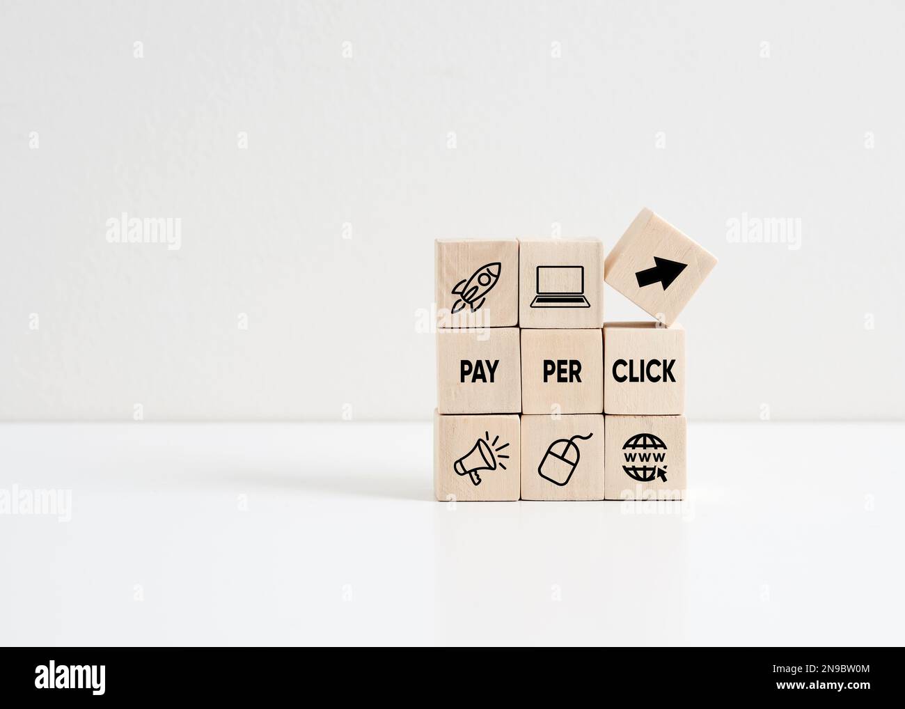 PPC paga per concetto di scatto. Internet marketing concetto di business. Cubi di legno con simboli ppc e testo. Foto Stock