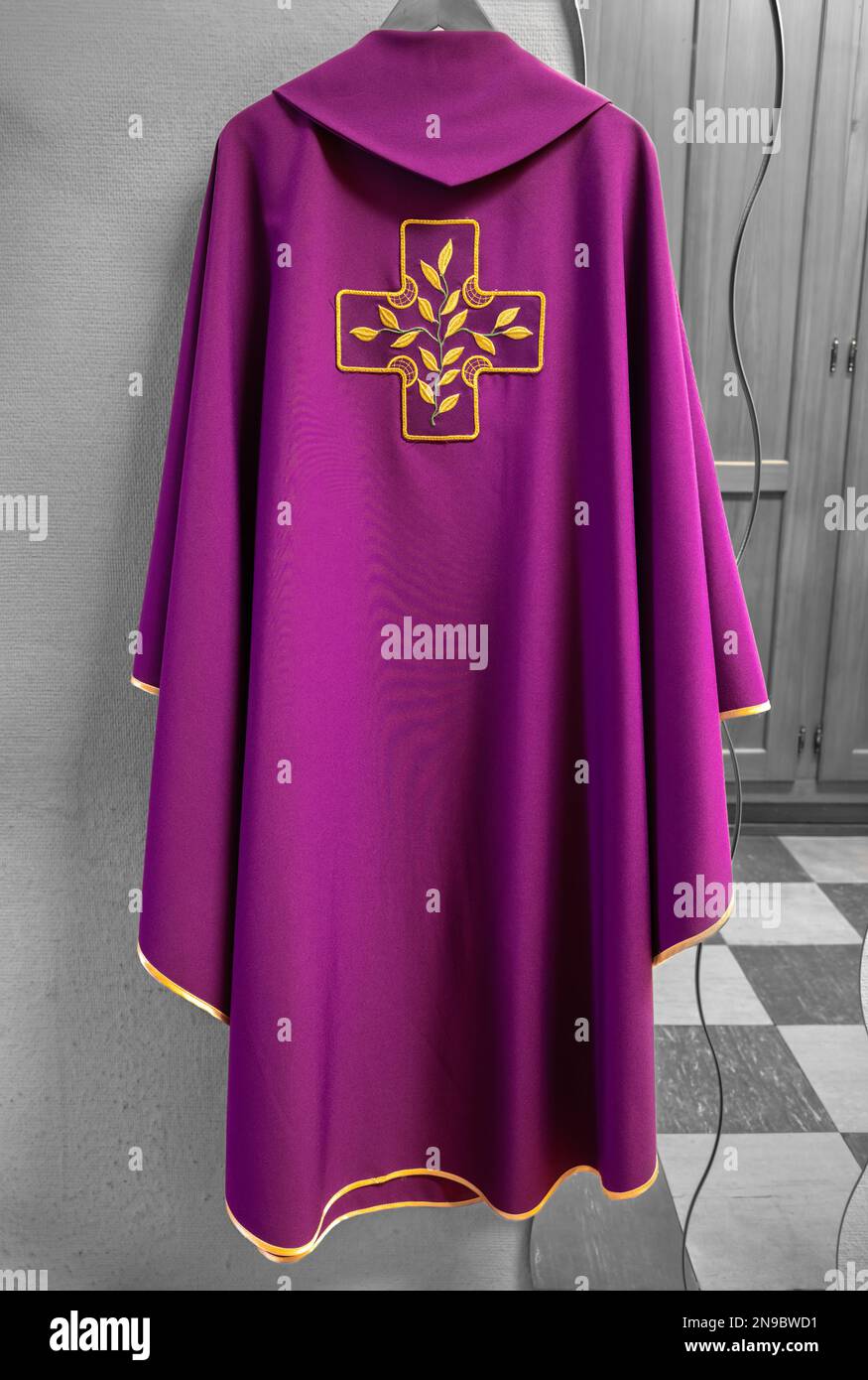 Chasuble priest immagini e fotografie stock ad alta risoluzione - Alamy