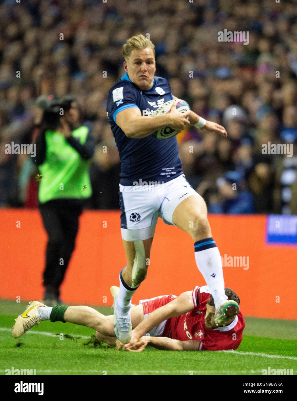 11th febbraio 2023: Guinness sei nazioni 2023. ScotlandÕs Duhan van der Merwe evade il Tackle del Galles Tomos Williams durante la partita Scozia/Galles, Guinness Six Nations al BT Murrayfield, Edimburgo. Credit: Ian Rutherford Alamy Live News Foto Stock