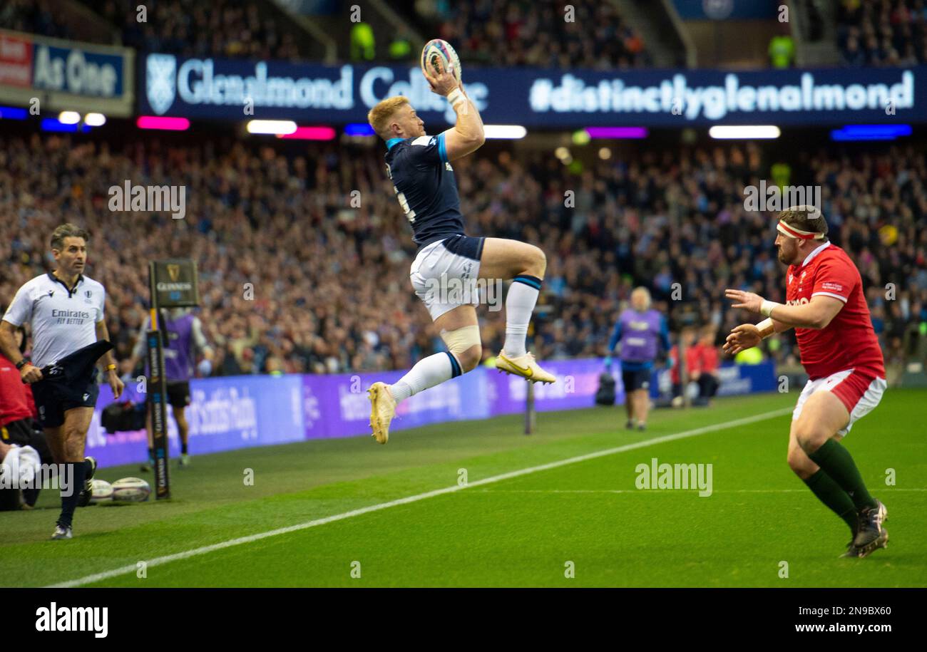 11th febbraio 2023: Guinness sei nazioni 2023. ScotlandÕs Kyle Steyn raccoglie un calcio di cross-field da Finn Russell durante la partita Scozia/Galles, Guinness Six Nations al BT Murrayfield, Edimburgo. Credit: Ian Rutherford Alamy Live News Foto Stock