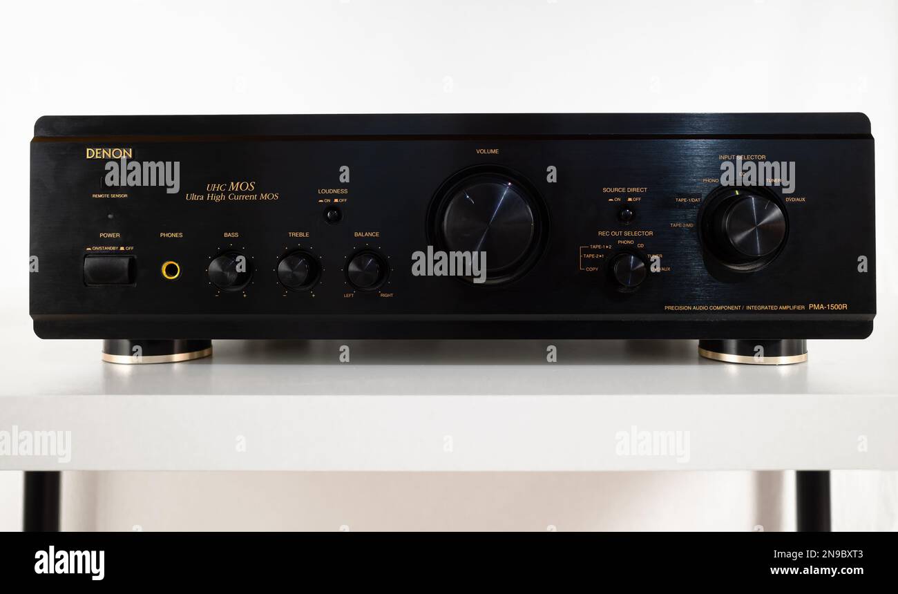 Zurigo, Svizzera - 12 dicembre 2022: L'amplificatore audio Hi-Fi Denon PMA-1500R. Denon è un'azienda giapponese che si occupa di sistemi audio e. Foto Stock