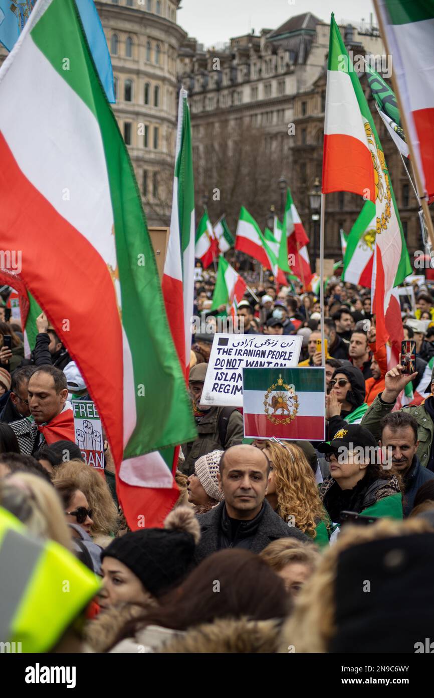 Londra, Regno Unito - 11 febbraio 2023: Come oggi segna il 44th° anniversario della Rivoluzione islamica in Iran. Dopo più di cinque mesi di continua protesta a sostegno della donna, della vita, del movimento per la libertà, migliaia di manifestanti si sono riuniti a Trafalgar Sq. Denunciare il regime in Iran. I manifestanti tenevano principalmente fotografie di Mahsa Amini, della famiglia reale iraniana (Pahlavi) e della bandiera Shir-o-Khorshid (Leone e Sole) dell'Iran, la bandiera, o il suo emblema, faceva parte dell'identità nazionale iraniana per secoli, che fu cambiata dopo la Rivoluzione islamica nel 1979. Credit: Sinai Noor/Alamy Live N Foto Stock