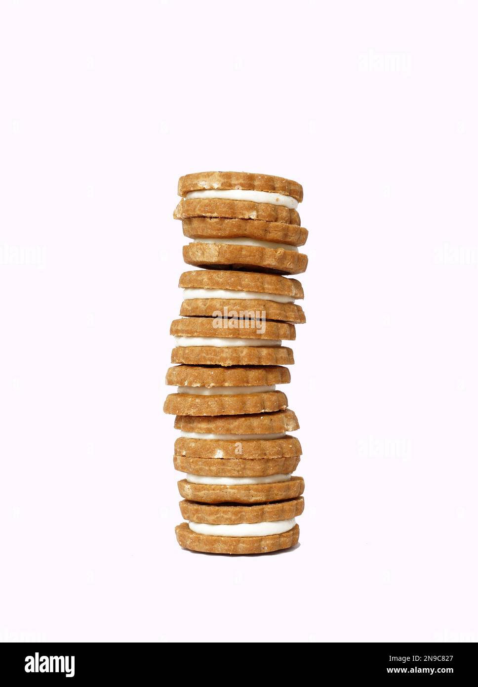 pila di biscotti sandwich con crema su sfondo bianco Foto Stock