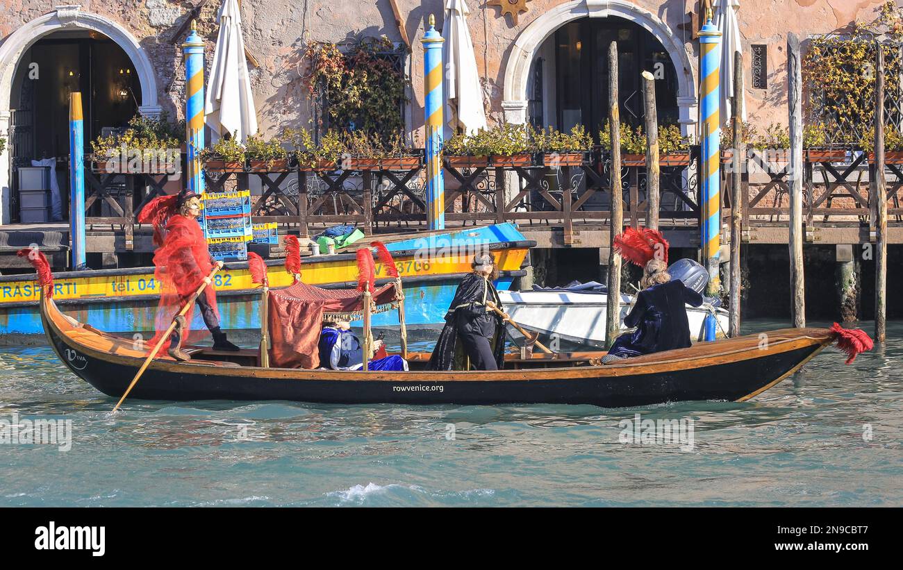 Venezia, Italia. 12th Feb, 2023. Sul Canal Grande, i festaioli in costume e persino la gondoliere si ingeniano nello spirito del carnevale. I partecipanti al carnevale in costume e i festaioli si mescolano con i turisti, i visitatori e la gente del posto mentre il carnevale è in pieno svolgimento nelle strade e nelle piazze di Venezia. Credit: Imageplotter/Alamy Live News Foto Stock