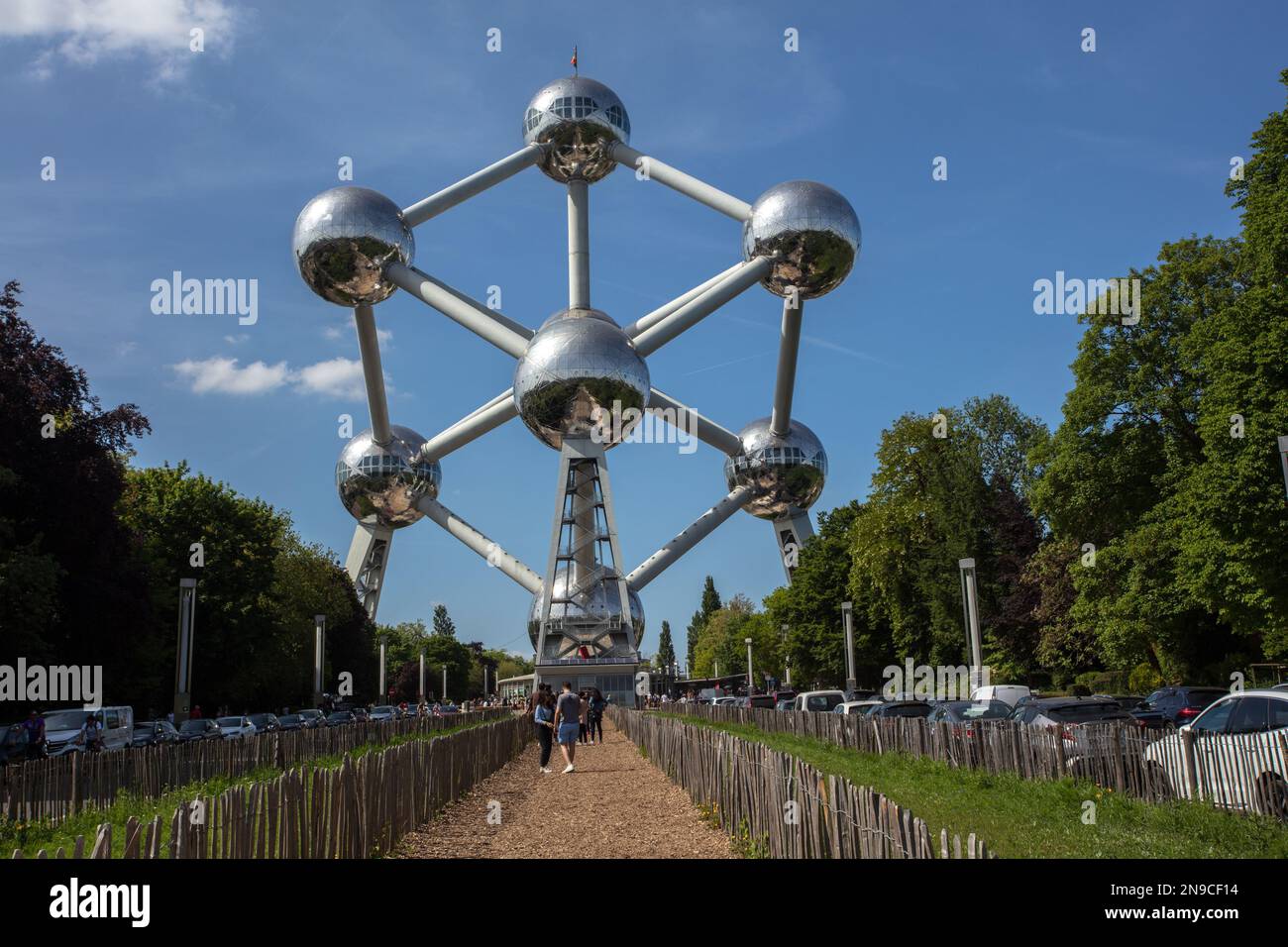 L'Atomium è una costruzione costruita per la Fiera mondiale di Bruxelles nel 1958. È diventato un punto di riferimento per la città e per il Belgio. Foto Stock