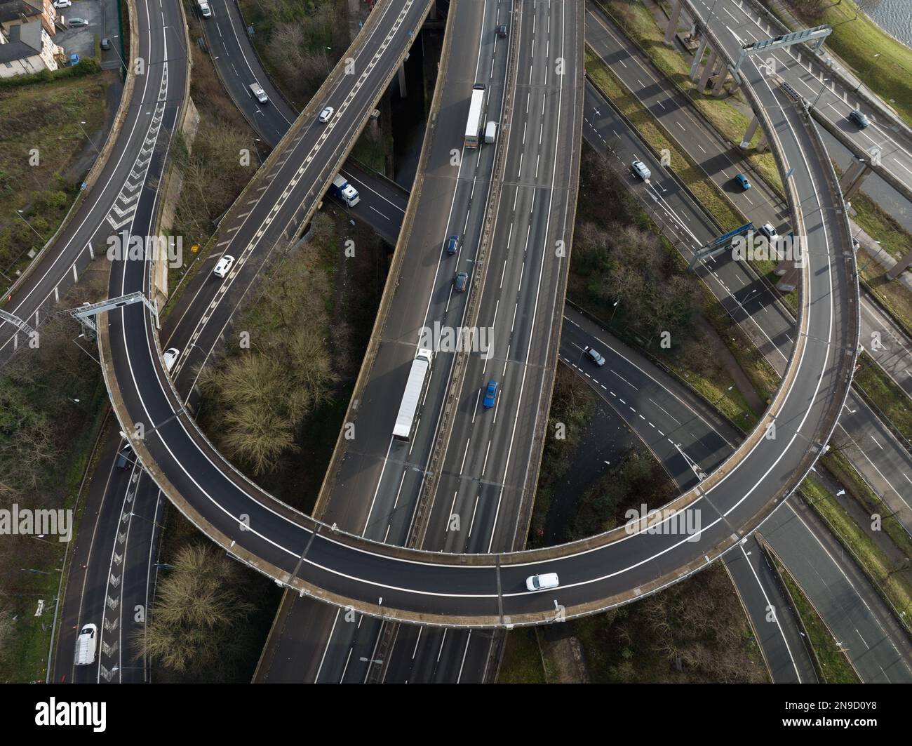 Veduta aerea dei veicoli che guidano sullo Spaghetti Junction di Birmingham Foto Stock
