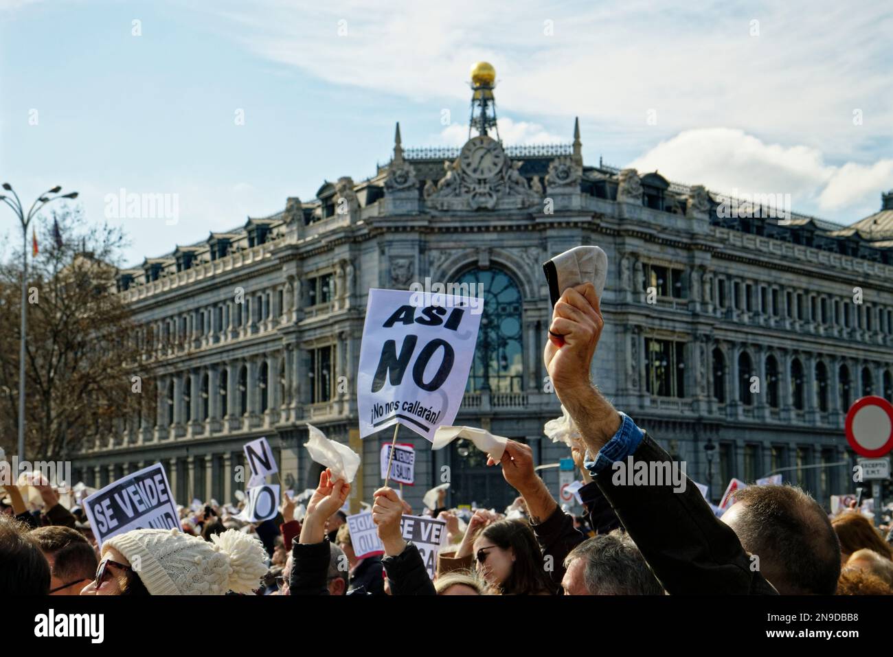 Piazza Cibele, Madrid, Spagna. 12th Feb, 2023. Dimostrazione a favore della salute pubblica. Centinaia di cittadini della Comunità di Madrid si sono dimostrati contrari alla politica dei tagli alla salute del loro presidente Isabel Diaz Ayuso e a favore della salute pubblica. Credit: EnriquePSans/Alamy Live News Foto Stock